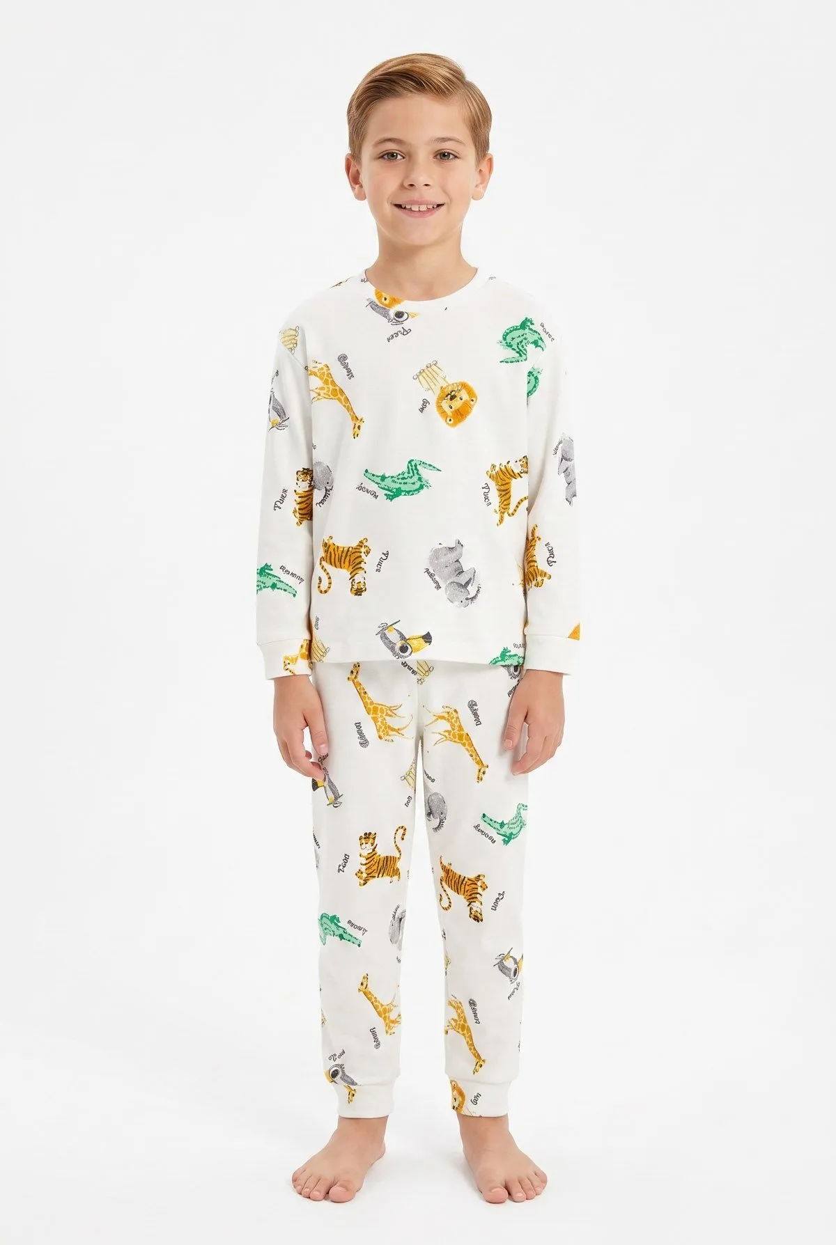 Erkek çocuk safari hayvan desenli pamuklu pijama takımı beyaz kumaş ve desen detayı — Erkek Çocuk Safari Hayvan Desenli Pamuklu Pijama Takımı - Beyaz · PJ-61514-BYZ