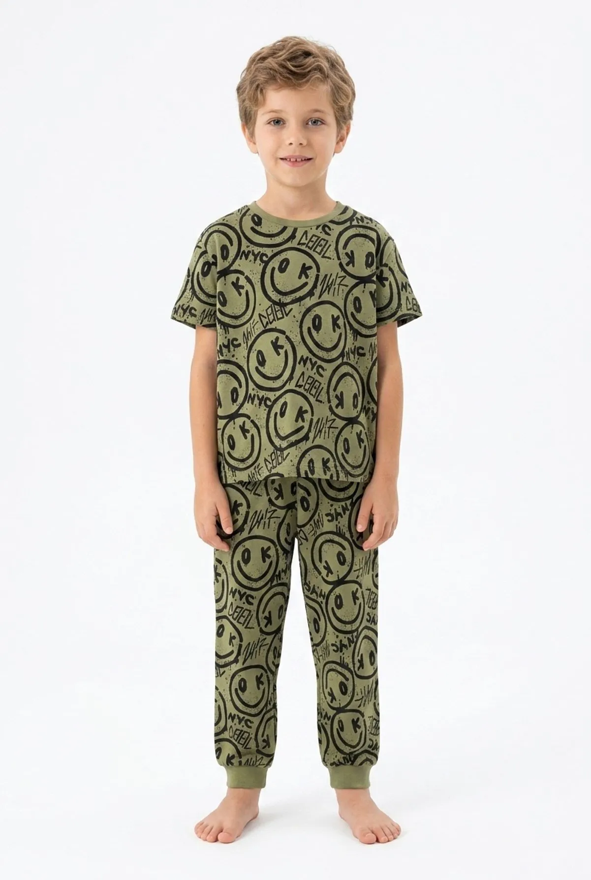 Erkek çocuk gülen yüz baskılı pamuklu pijama takımı haki alt ve üst takım görünümü — Erkek Çocuk Gülen Yüz Baskılı Pamuklu Pijama Takımı - Haki · PJ-41305-HAKI