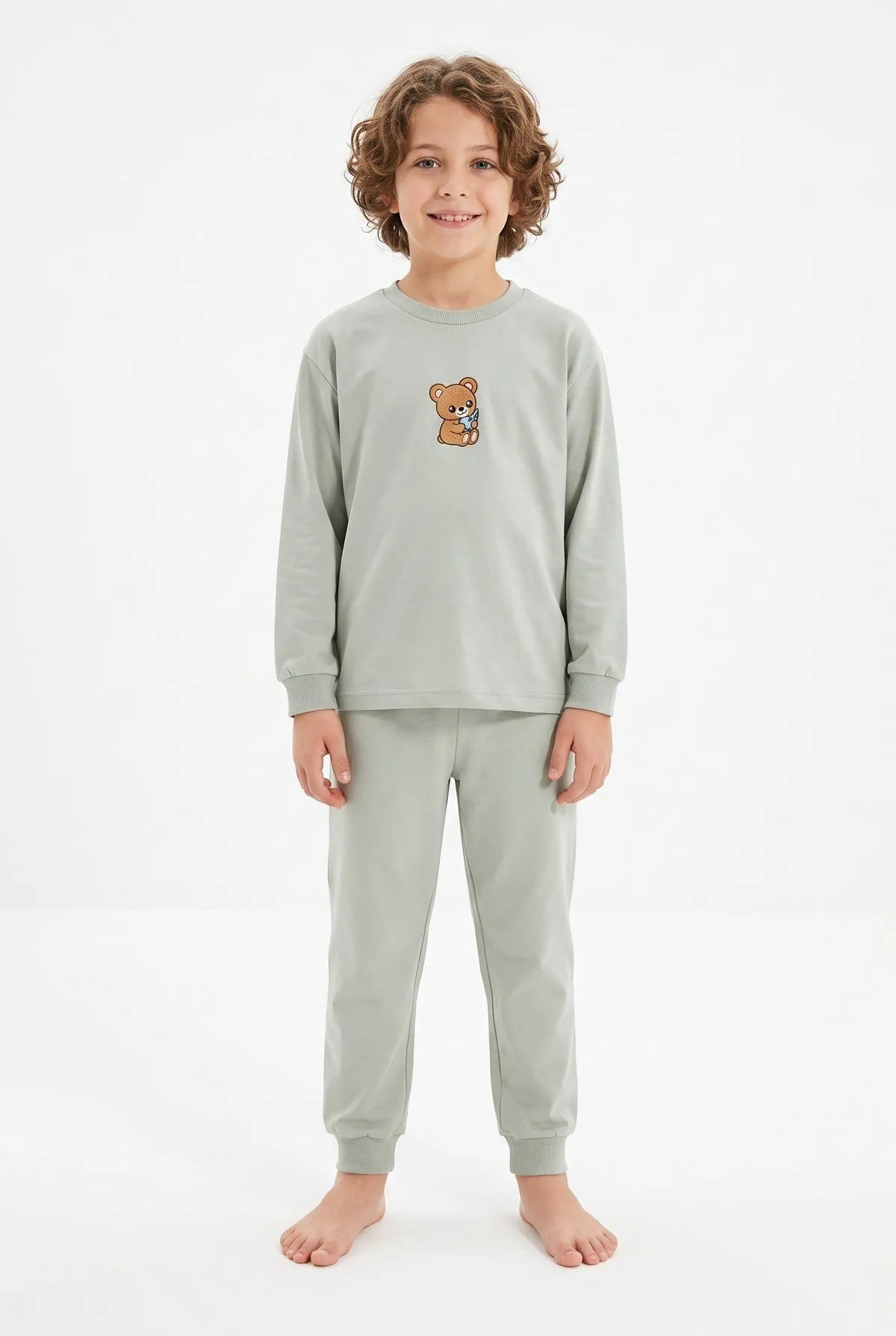 Erkek çocuk sevimli ayıcık baskılı pamuklu pijama takımı yeşil kumaş ve desen detayı — Erkek Çocuk Sevimli Ayıcık Baskılı Pamuklu Pijama Takımı - Yeşil · PJ-M5002-YESIL