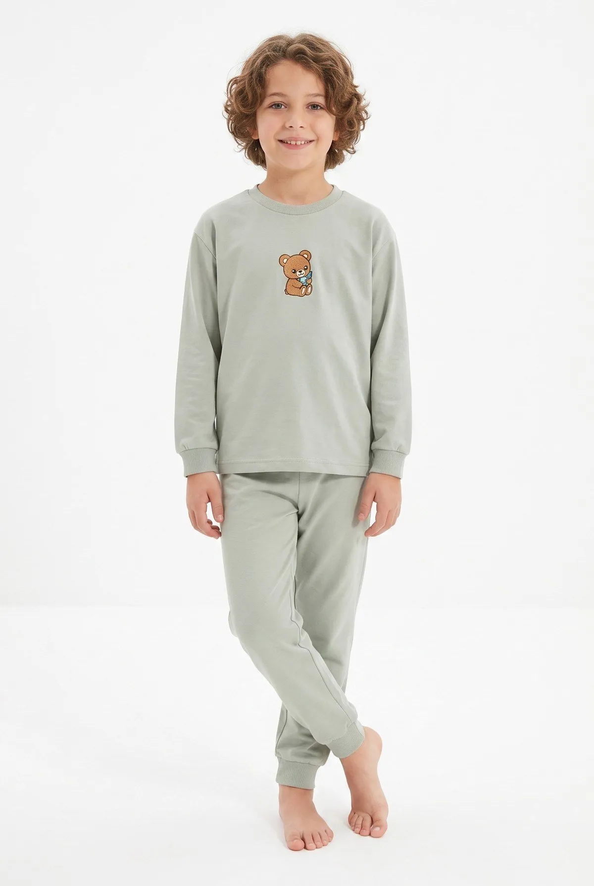 Erkek çocuk sevimli ayıcık baskılı pamuklu pijama takımı yeşil alt ve üst takım görünümü — Erkek Çocuk Sevimli Ayıcık Baskılı Pamuklu Pijama Takımı - Yeşil · PJ-M5002-YESIL