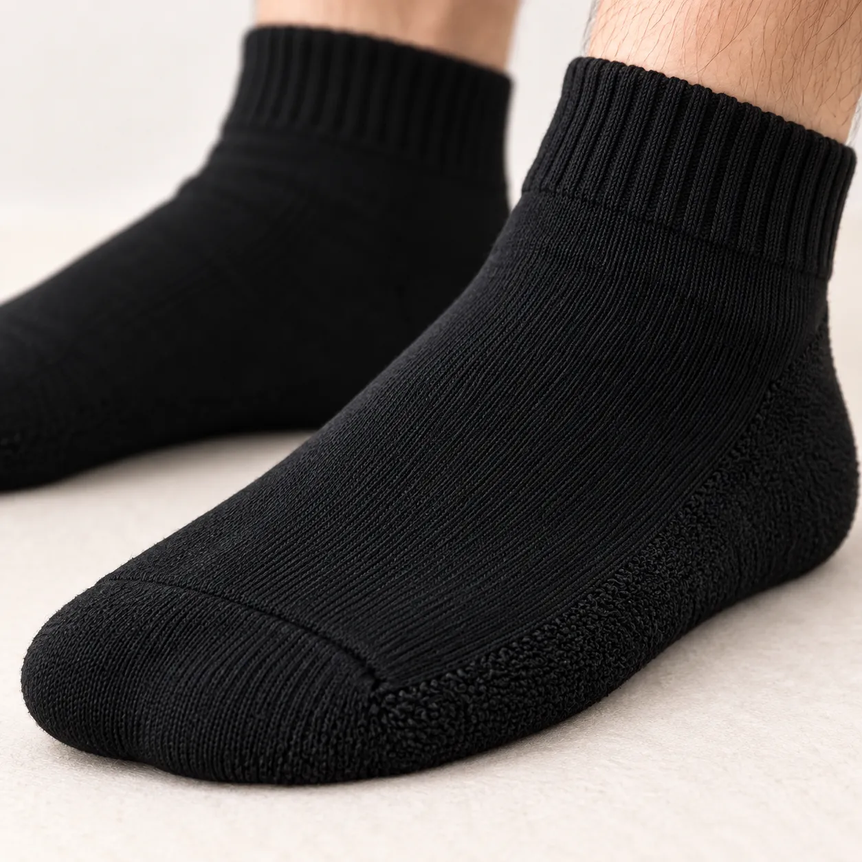 Erkek siyah termal havlu tabanlı patik çorabın kot pantolonla kullanımı — Erkek Havlu Tabanlı Dikişsiz Termal Patik Çorap – 3 Çift · KC-TY-1076562107