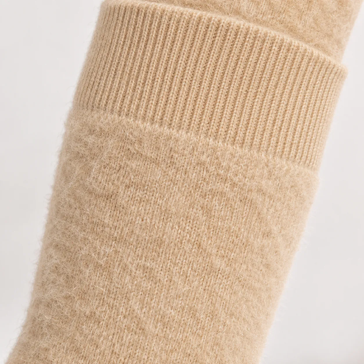 Kadın bej termal çizme çorabın peluş polar doku ve lastikli konç detayı — Kadın Bej Peluş Polar Termal Çizme Çorabı – 4 Çift · KC-TY-1090883205